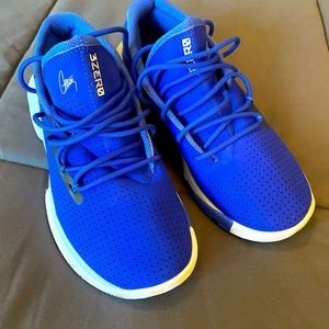 BRAND NEW BOYS SNEAKERS SIZE 5